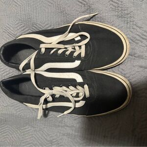 Black and White old school vans women’s 9